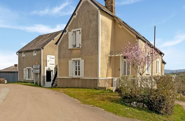 Soothing Holiday Home in Dun-sur-Grandry with Terrace