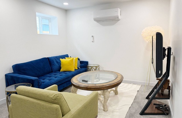 Soothing Renovated 2-bedroom condo with AC & Laundry in vibrant Seattle Mt Baker