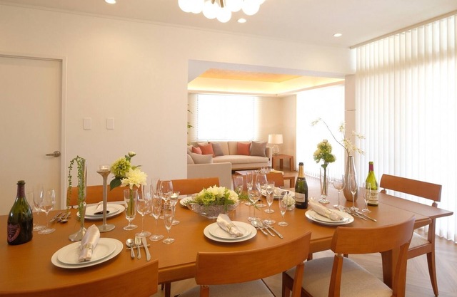 Sophisticated natural interior that shines in brig / Naha Okinawa