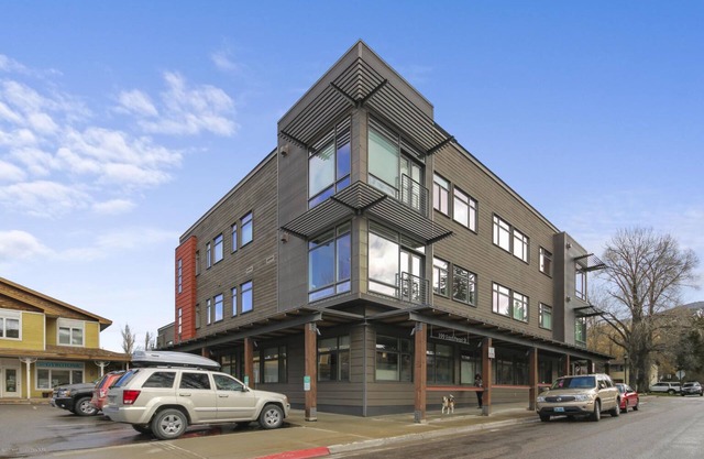 Sophistication & Convenience; Urban Flat one block from Town Square