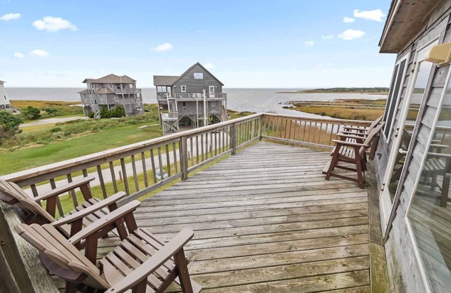 Soundfront DogFriendly w Hot Tub, EV Charger, Private Sound Access, Beach Nearby