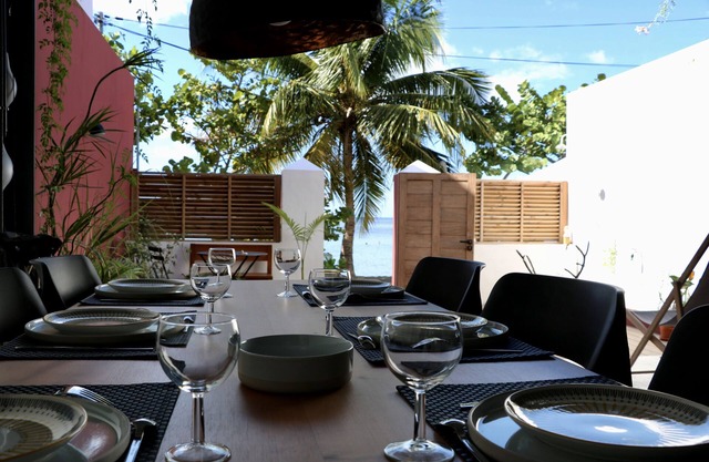 SOUS LE SOLEY Downstairs luxury villa on the waterfront