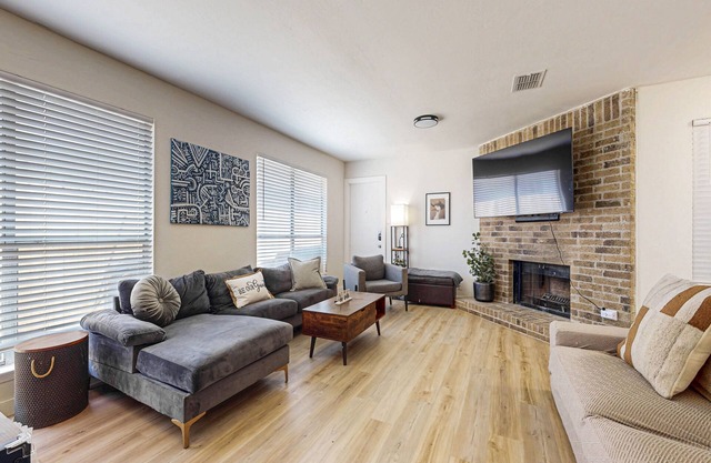 South Austin home with cozy living room, WIFI, patio, backyard & dog-friendly