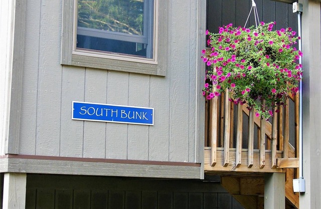 South Bunk House - PET FRIENDLY! Built on nature preserve - Shangri-La