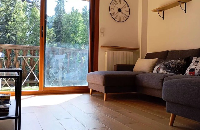 South-facing apartment for 6 with large terrace and beautiful view of the slopes