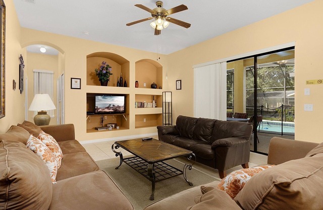 SOUTH FACING pool/spa, beautiful spacious 4 bed home just 20 mins from Disney