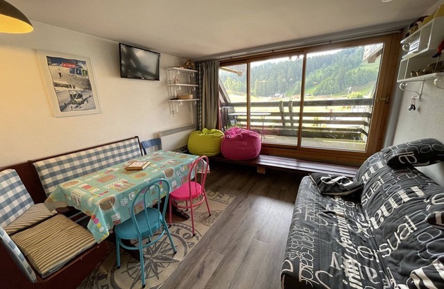 South-Facing Studio with Balcony and Easy Access to Shops and Ski Slopes