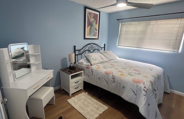 South Gate - 2 Bedrooms - Quick Drive to Hollywood & Beaches