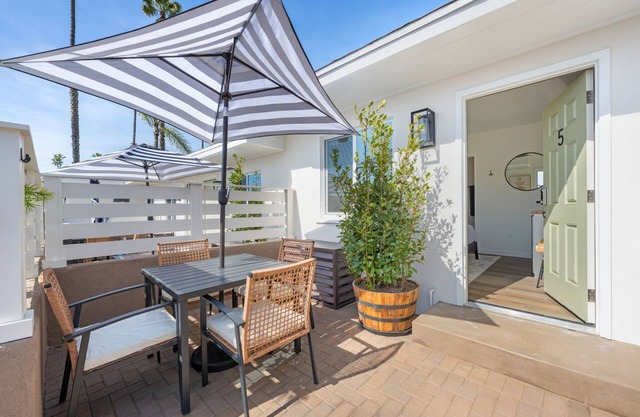 South Oceanside Bungalow 5 - Deluxe Queen Studio + Patio