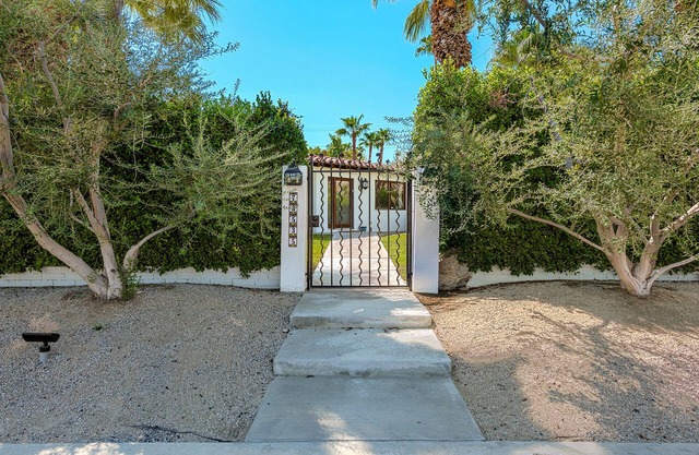 South Palm Desert/El Paseo- A peaceful Mini-Estate
