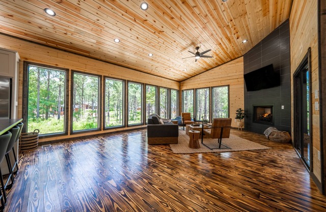 Southern Leisure in Broken Bow - Modern Luxury Cabin w/Hot Tub and Fireplace