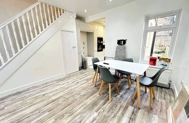 Southsea 4-Bed Seaside Retreat- Sleeps 11 & Garden