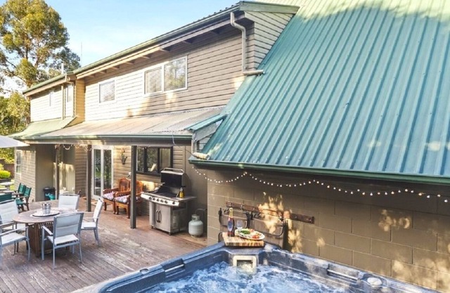 Spa Pool, Trampoline, Table-tennis, Swing set, BBQ, Fairy garden