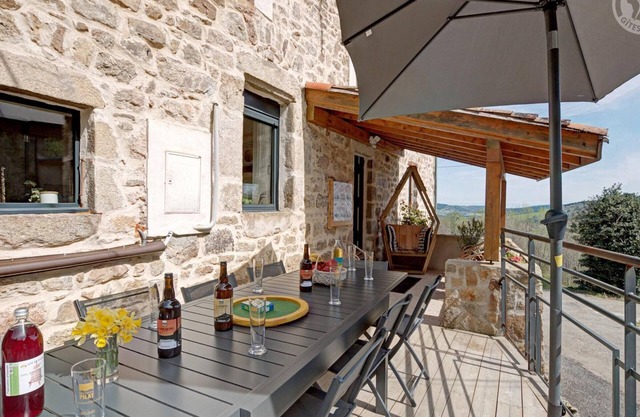 Spacious cottage with private suites, near nature