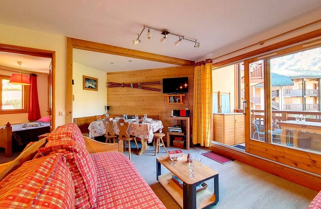 Spacious, Bright Apt · Near Slopes · Stunning Mountain View · Free Wifi · Ski Locker