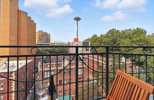 Space Needle Views from Sofa – Walking Distance to Everywhere in DT Seattle