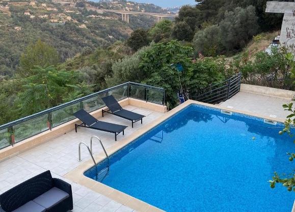 Spacieuse Villa Niçoise au calme avec piscine
