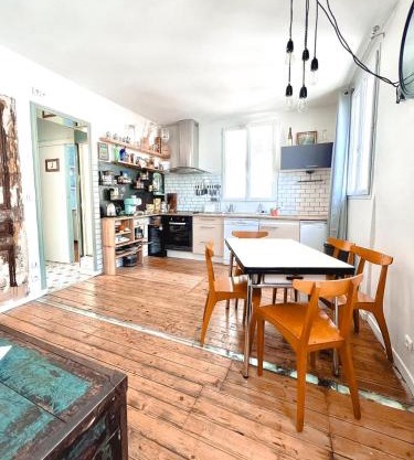 Spacieux apparemment 2 grand lit reparti dans 2 chambres