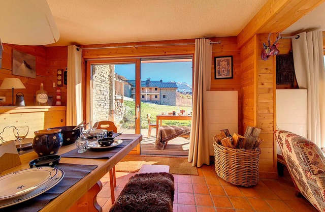 Spacious 10-Person Ski-In Chalet with Fireplace, Terrace & Game Room