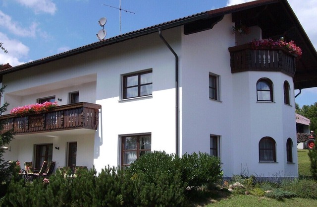 spacious 100 m² apartment with bay window and large south-facing terrace in Neuschönau