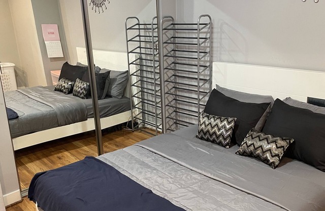 Spacious 1bd in heart of LA (with parking)