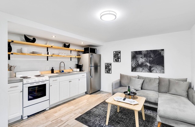 Spacious 1BR Near Downtown & Water w/Full Kitchen