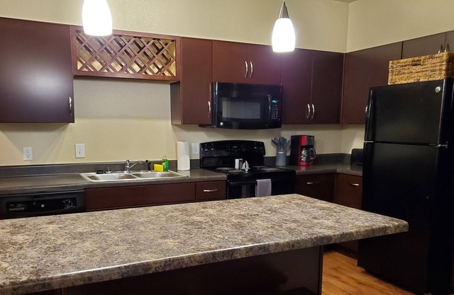 Spacious 2/2 15 Minutes to Downtown Charleston