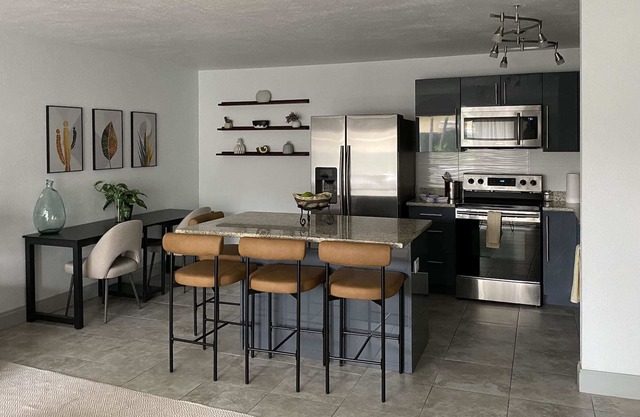 Spacious 2 bdrm in WPB - UNIT B