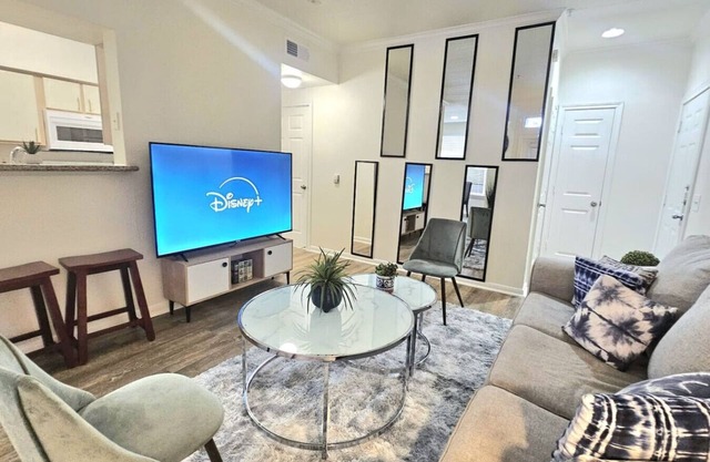 Spacious 2 Bed 2 Bath | 9 minutes from Downtown