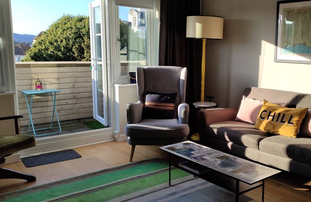 Spacious 2-bed flat close to theatres and beach with a lift for easy access