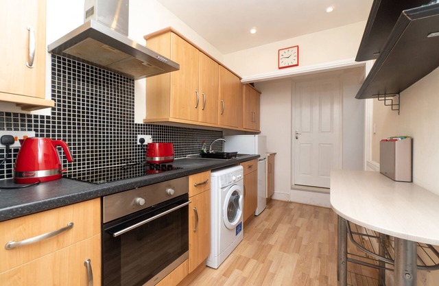 Spacious 2 Bed Southville Flat Near Harbourside