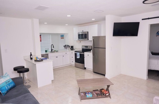 Spacious 2 bedroom with Oceanview across the Beach