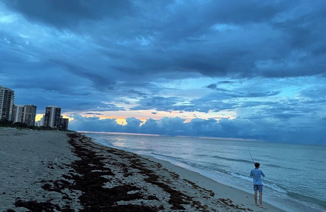 Spacious 2 bedroom condo with ocean front view.