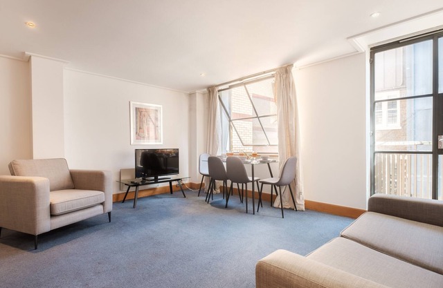Spacious 2-Bedroom Flat in London's Holborn
