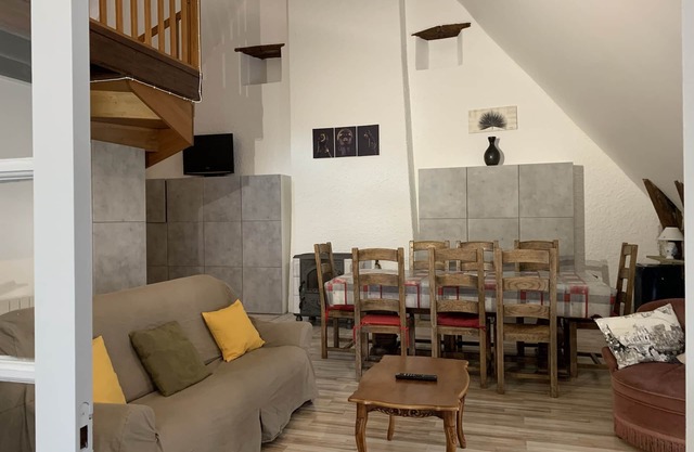 Spacious 2-bedroom apartment sleeps 5 Wifi near the spa