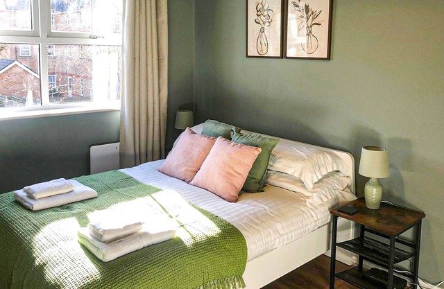 Spacious 2 Bedroom Flat with Free Parking