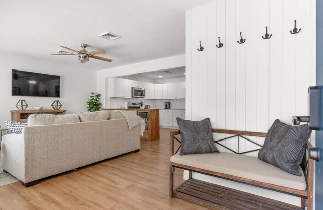 Spacious 2 bedroom just a 2 min walk to the beach!