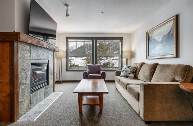 SPACIOUS 2-Br 2-Ba | Ski In/Out | Pools & Hot Tubs | In HEART of Panorama Resort