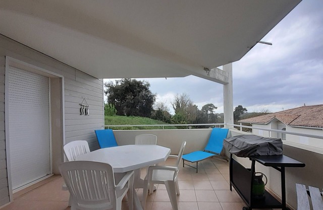 Spacious 2-room apartment with terrace 250 m from the beach