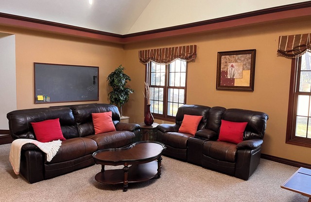 Spacious 2-story, 5-BR house in Titletown area, 1.5 mile to Lambeau