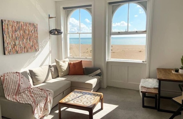 Spacious 2BD Flat with Stunning Views Folkestone