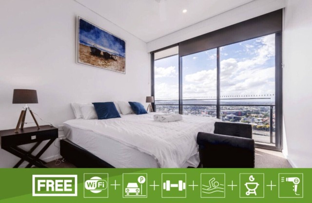Spacious 2Bed Apartment + Nook with River View