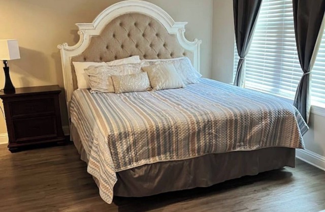 Spacious 2BR/2BA Oasis Retreat with Carport