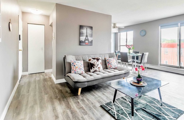 Spacious 2BR Apt with King bed - near DT Hamilton!