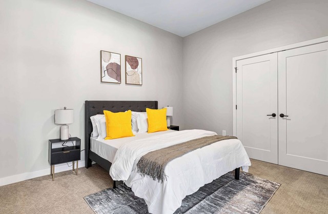 Spacious 2BR CozySuites | OTR Downtown #07