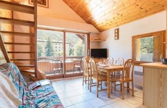 Spacious 2BR Duplex with Balcony & Parking, 700m from Slopes – Sleeps 6, Pets Welcome
