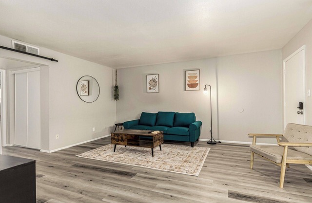 Spacious 2BR in Tempe—5 mins to ASU, Mill Ave & Town Lake! Sleeps 6 with king & full beds, vaulted ceilings, luxe bath, modern kitchen. Enjoy resort-style pools, gym & more!