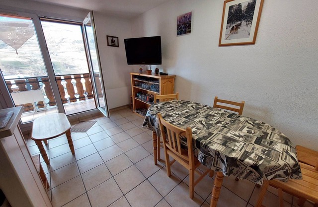 Spacious 2P with balcony, close to slopes, pets allowed