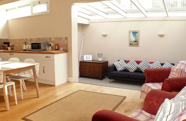 Spacious 3 bedroom cottage near the beach