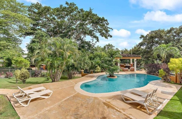 Spacious 3-Bedroom Retreat with Pool, BBQ & Security – Walk to Tamarindo